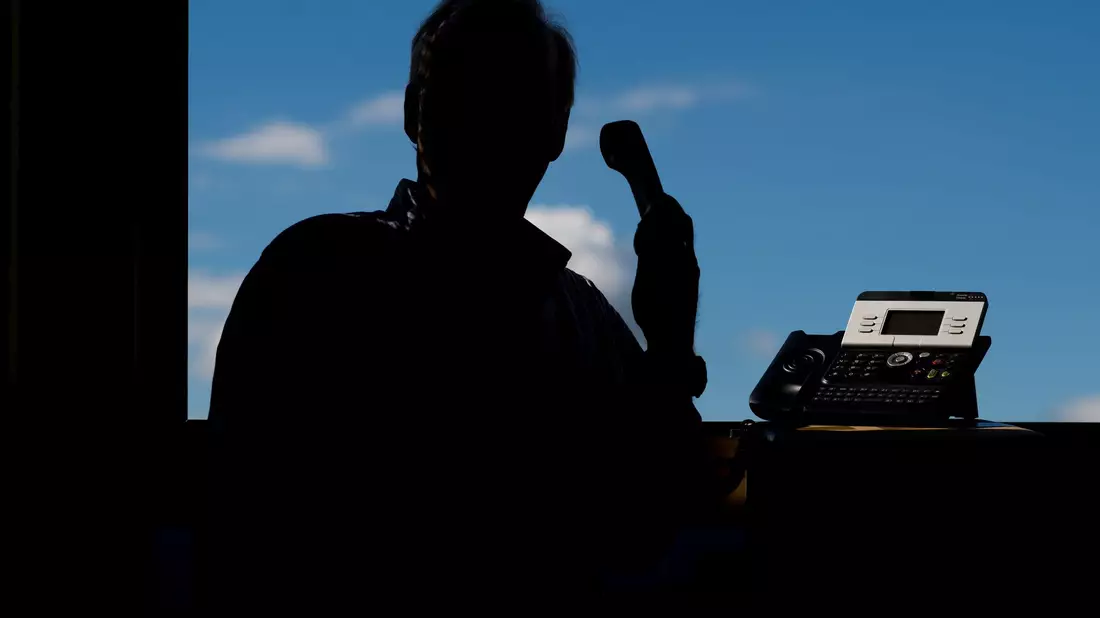 Achtung, falscher Vorgesetzter am Telefon. Nach Angaben von Allianz Trade häufen sich die Betrugsfälle, in denen die Täter als Spitzenmanager auftreten. (Symbolbild) - Bild: Julian Stratenschulte/dpa
