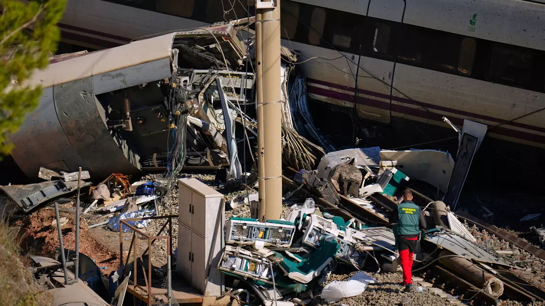 Von einigen Waggons der im Süden Spaniens verunglückten Hochgeschwindigkeitszüge blieben nur Trümmer übrig. - Bild: Manu Fernandez/AP/dpa
