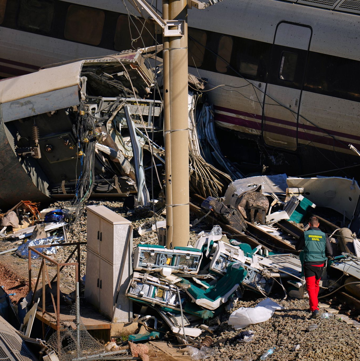 Von einigen Waggons der im Süden Spaniens verunglückten Hochgeschwindigkeitszüge blieben nur Trümmer übrig. - Foto: Manu Fernandez/AP/dpa