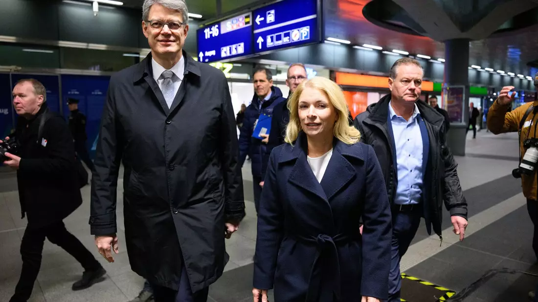 Im Herbst forderte Minister Schnieder drei Sofortprogramme bei der Bahn für mehr Kundenzufriedenheit. Das erste wurde nun gestartet - an der Pünktlichkeit wird sich dabei aber nichts verbessern.  - Bild: Bernd von Jutrczenka/dpa
