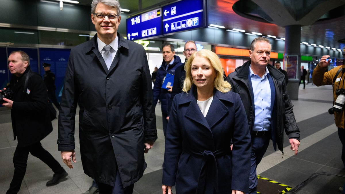 Im Herbst forderte Minister Schnieder drei Sofortprogramme bei der Bahn für mehr Kundenzufriedenheit. Das erste wurde nun gestartet - an der Pünktlichkeit wird sich dabei aber nichts verbessern.  - Foto: Bernd von Jutrczenka/dpa