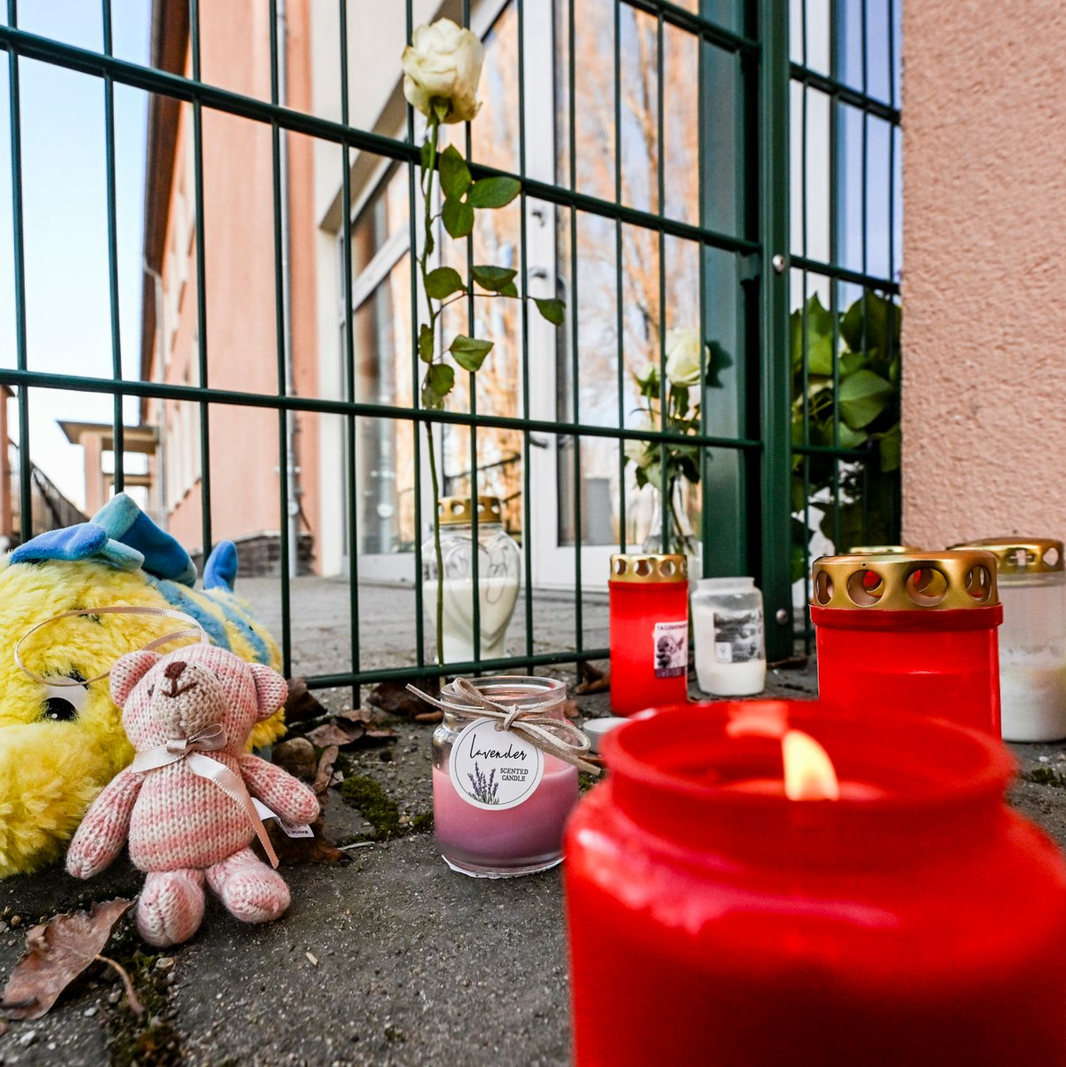 Am Dienstagmittag war das Kita-Gelände verwaist. - Foto: Jens Kalaene/dpa