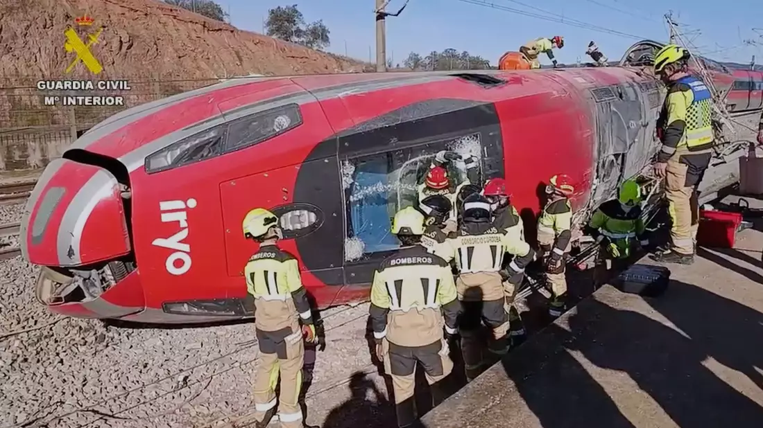 Die beiden letzten Waggons dieses Iryo-Zuges entgleisten und lösten die Katastrophe aus. Der Zug war erst 2022 in Dienst gestellt worden. - Bild: Uncredited/Guardia Civil/dpa