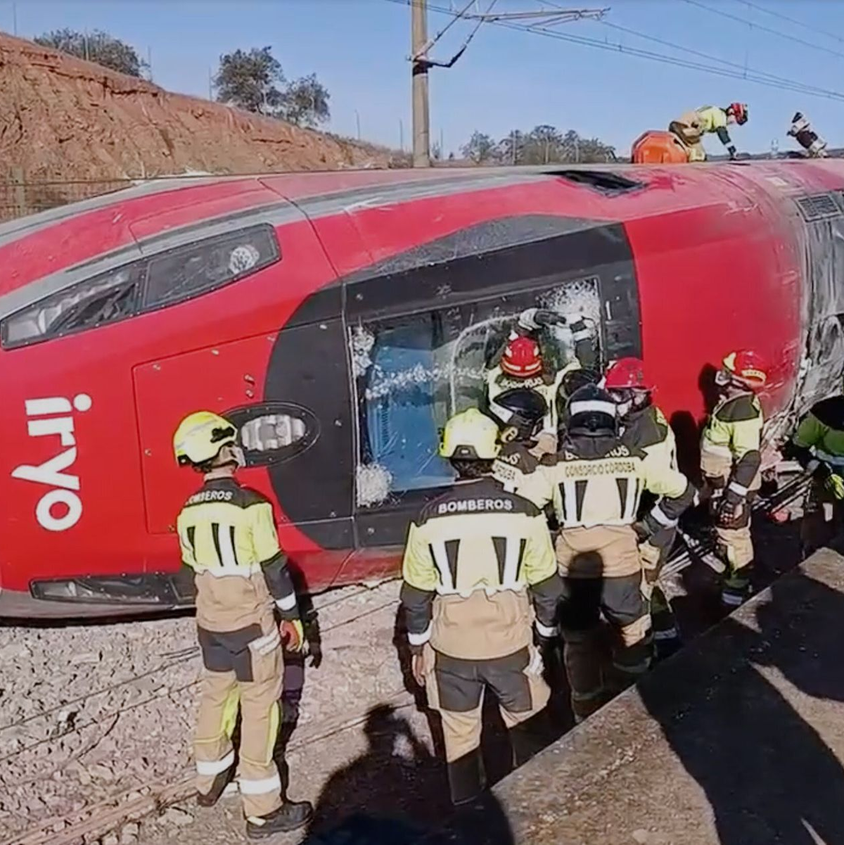 Die beiden letzten Waggons dieses Iryo-Zuges entgleisten und lösten die Katastrophe aus. Der Zug war erst 2022 in Dienst gestellt worden. - Foto: Uncredited/Guardia Civil/dpa