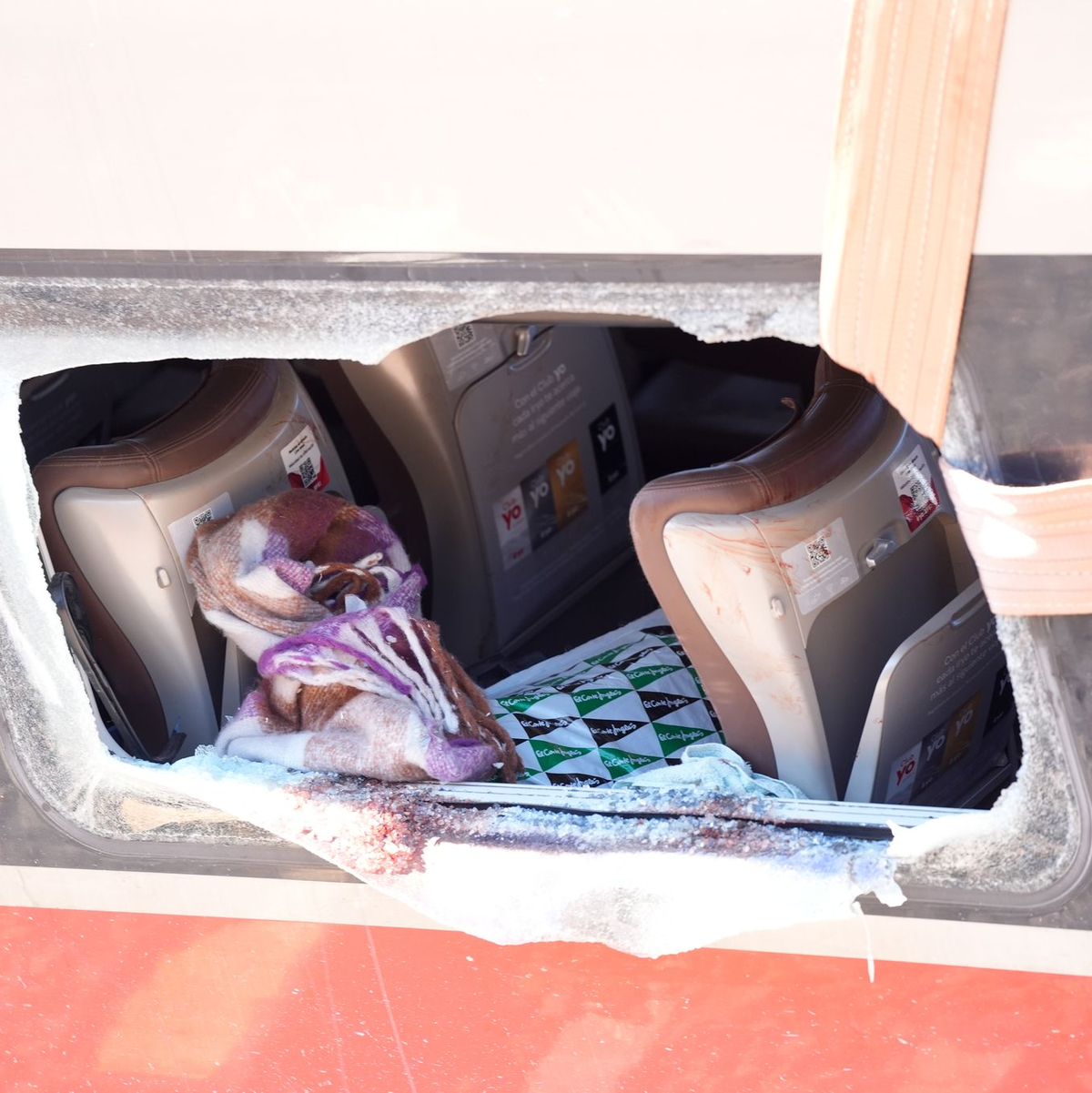 Wer Glück hatte, konnte sich nach dem schweren Zugunglück im Süden Spaniens durch eingeschlagene Fenster in Sicherheit bringen. - Foto: Joaquin Corchero/EUROPA PRESS/dpa