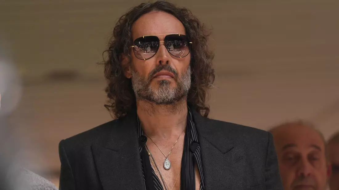 Russell Brand muss trotz der schweren Vorwürfe wegen mutmaßlich sexueller Übergriffe nicht in Untersuchungshaft. (Archivfoto) - Bild: Yui Mok/PA Wire/dpa