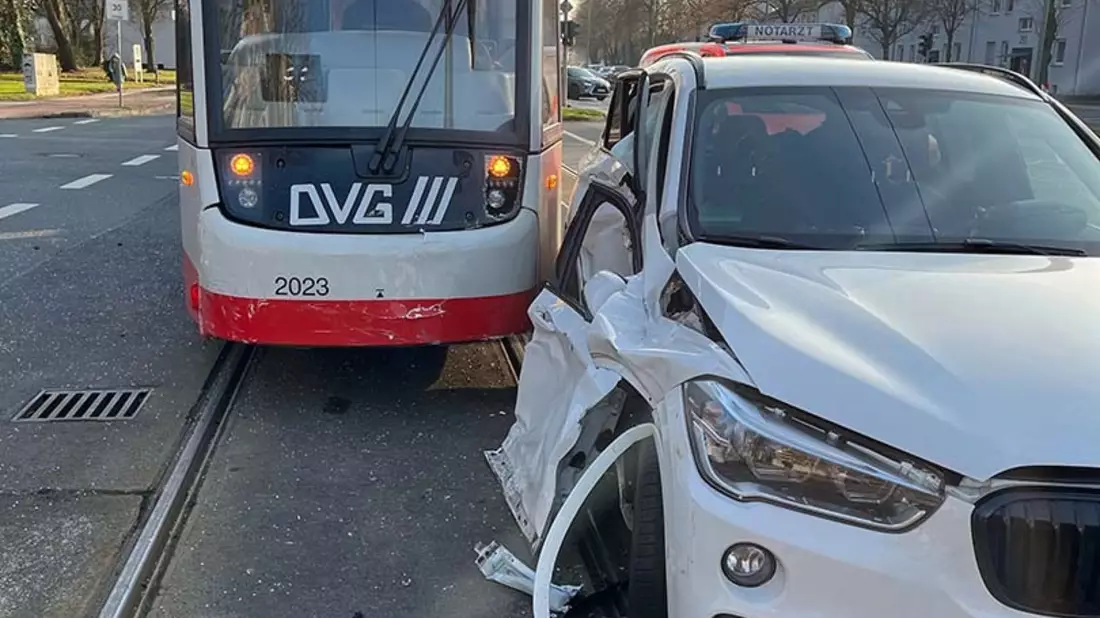 POL-DU: Aldenrade: BMW kollidiert mit Straßenbahn - Bild: presseportal.de