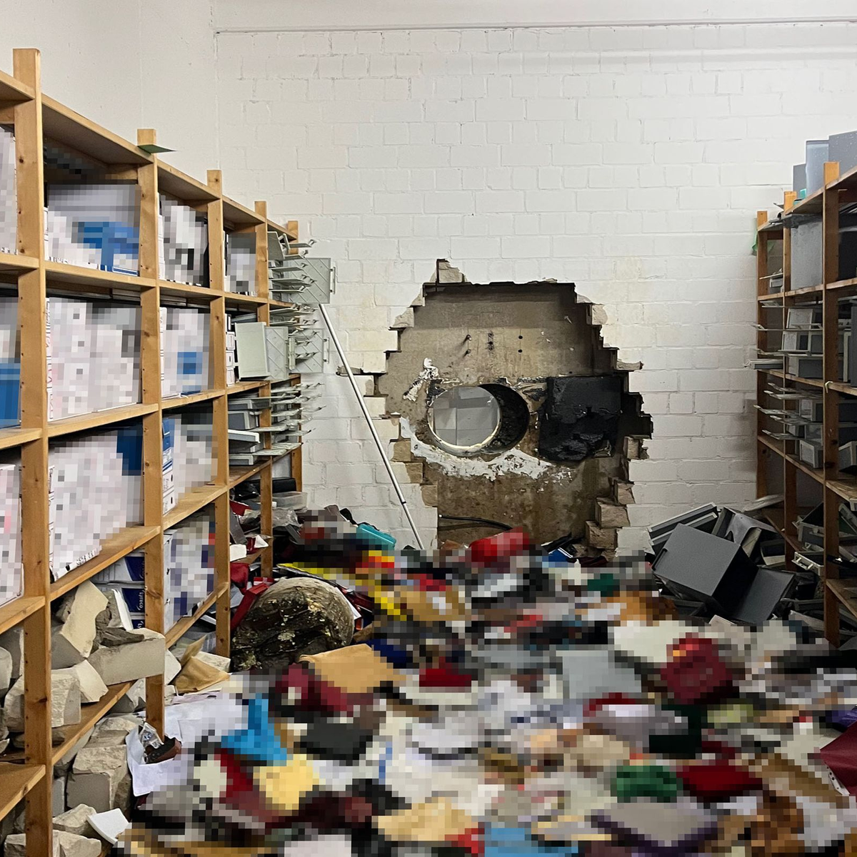 Ein großes Loch ist in der Wand eines Vorraums zum Tresorraums einer Sparkasse zu sehen. In der ZDF-Sendung «Aktenzeichen XY...» wurde das Werkzeug vorgeführt, mit dem so ein Loch mit großem Lärm gebohrt werden kann. (Archivbild) - Foto: -/Polizei Gelsenkirchen/dpa