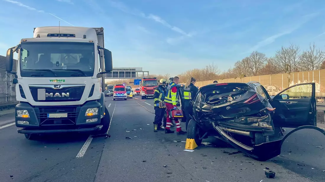 FW-BO: Feuerwehr rettet eine Person nach Verkehrsunfall auf der A 448 - Bild: presseportal.de