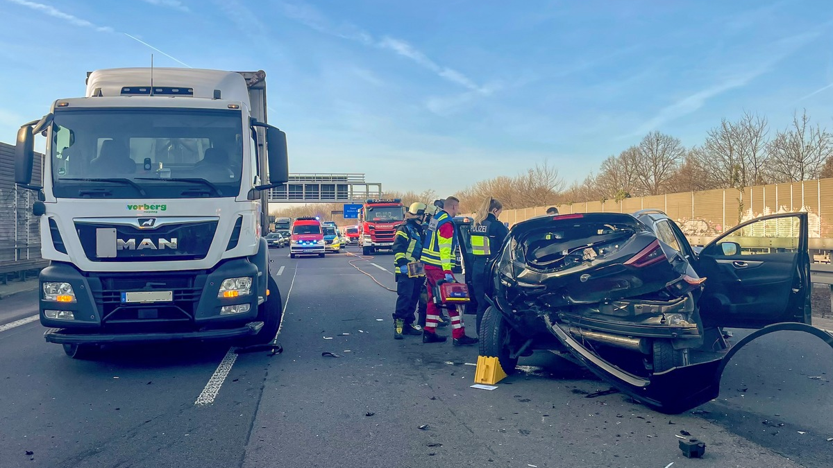 FW-BO: Feuerwehr rettet eine Person nach Verkehrsunfall auf der A 448 - Foto: presseportal.de