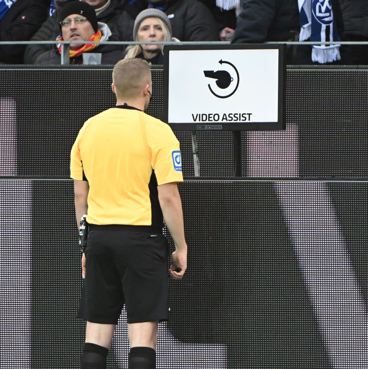 Schiedsrichter Timo Gansloweit prüft eine Entscheidung am Bildschirm. (Archivbild)  - Foto: Uli Deck/dpa