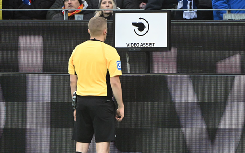 Schiedsrichter Timo Gansloweit prüft eine Entscheidung am Bildschirm. (Archivbild)  - Foto: Uli Deck/dpa