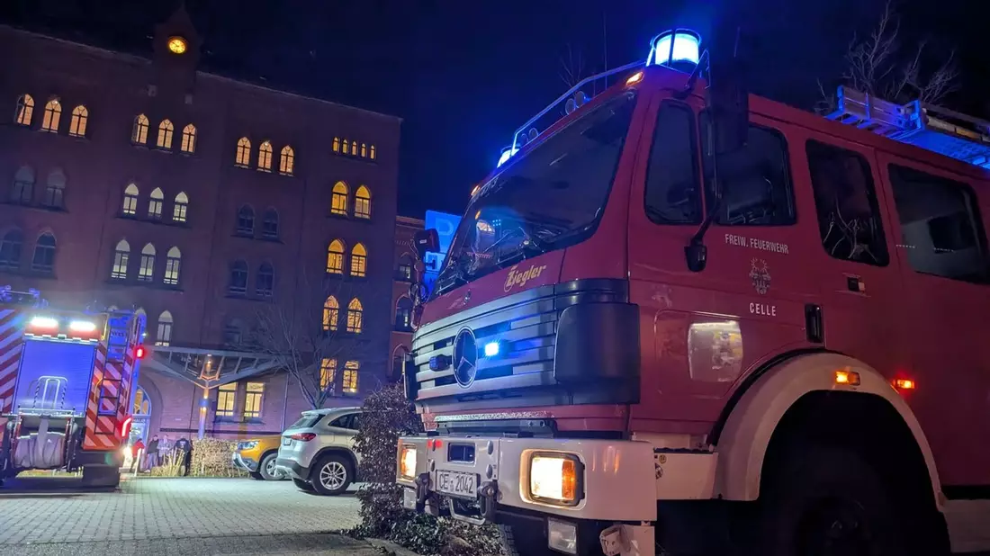 FW Celle: Drei Einsätze am Abend - Person im Schloßgraben im Eis eingebrochenen! - Bild: presseportal.de