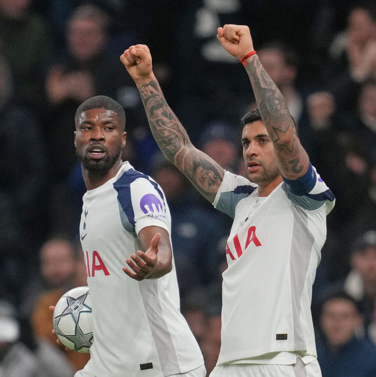 Dortmund spielte früh nur noch mit zehn Mann. - Foto: Kin Cheung/AP/dpa