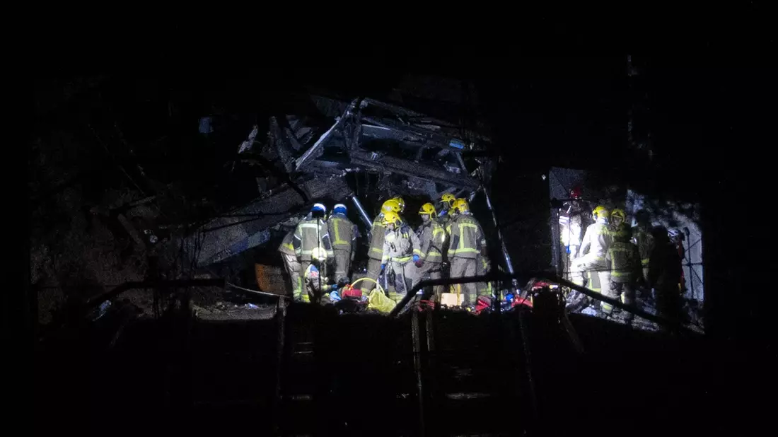 Während eines Sturms stürzte eine Stützmauer auf die Gleise und traf auch den Zug. - Bild: Lorena Sopêna/EUROPA PRESS/dpa