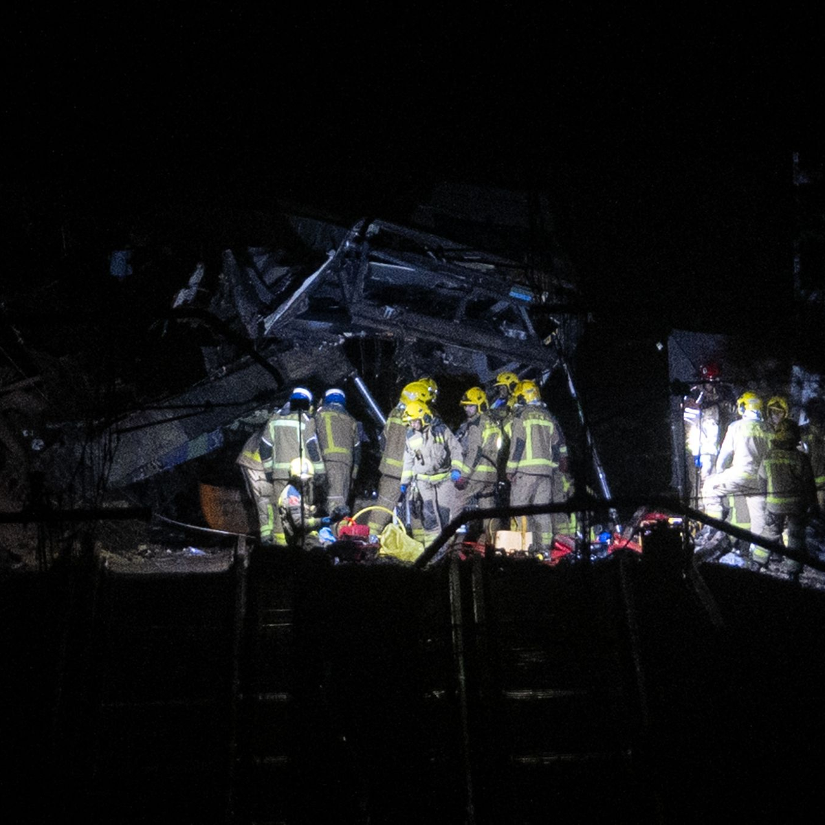Während eines Sturms stürzte eine Stützmauer auf die Gleise und traf auch den Zug. - Foto: Lorena Sopêna/EUROPA PRESS/dpa