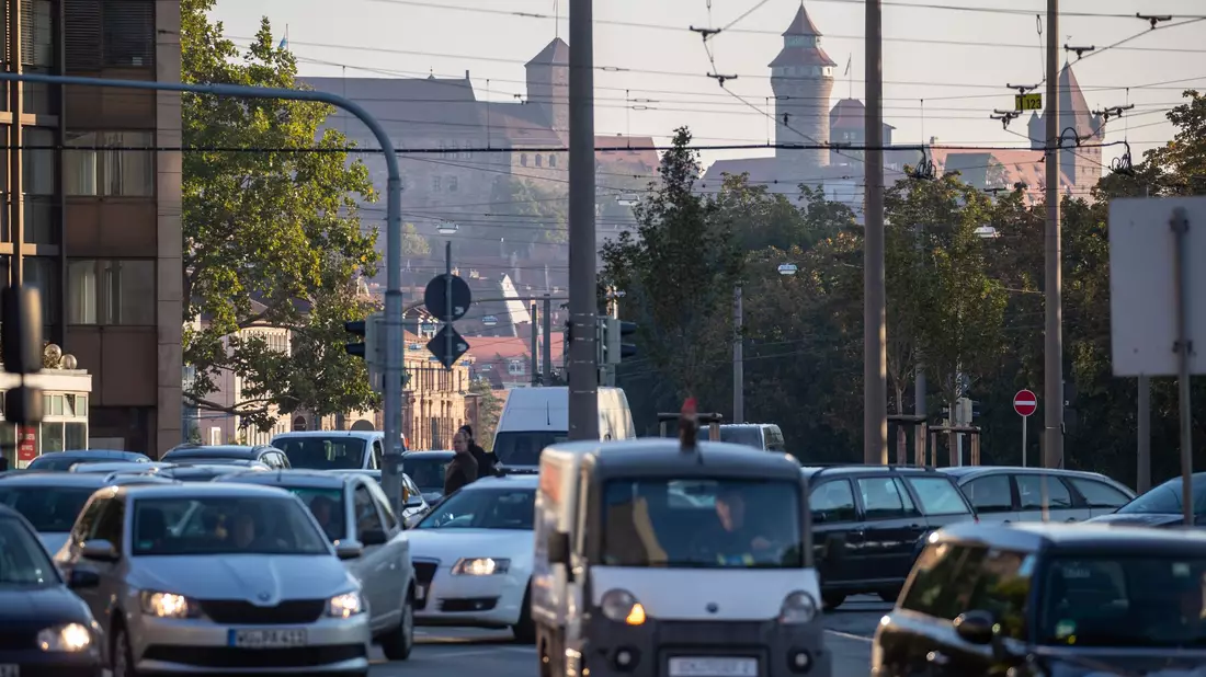 In Nürnberg gab es 2025 besonders starke Staus im inneren Stadtbereich. (Archivbild) - Bild: Daniel Karmann/dpa