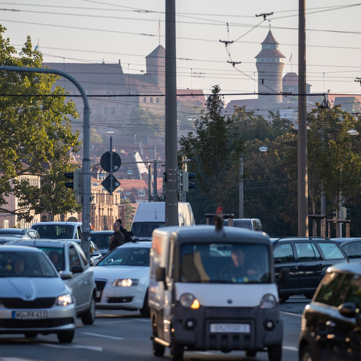 In Nürnberg gab es 2025 besonders starke Staus im inneren Stadtbereich. (Archivbild) - Foto: Daniel Karmann/dpa