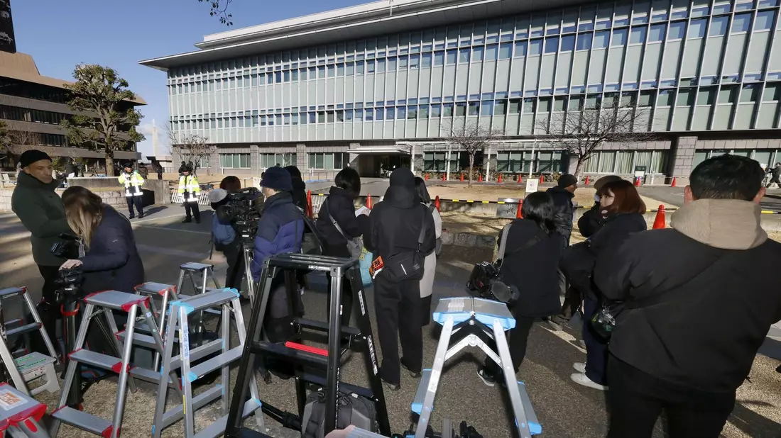 Zur Urteilsverkündung hatten sich Hunderte Menschen angestellt, um einen der 31 öffentlichen Plätze im Gerichtssaal zu ergattern.  - Bild: Uncredited/kyodo/dpa