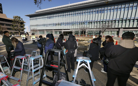 Zur Urteilsverkündung hatten sich Hunderte Menschen angestellt, um einen der 31 öffentlichen Plätze im Gerichtssaal zu ergattern.  - Foto: Uncredited/kyodo/dpa