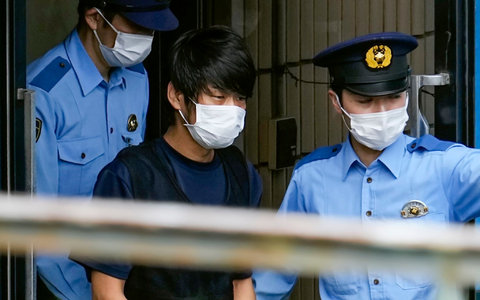 Yamagami hat gestanden, Abe mit einer selbstgebauten Schusswaffe während einer Wahlkampfrede erschossen zu haben. (Archivbild) - Foto: Nobuki Ito/Kyodo News/AP/dpa