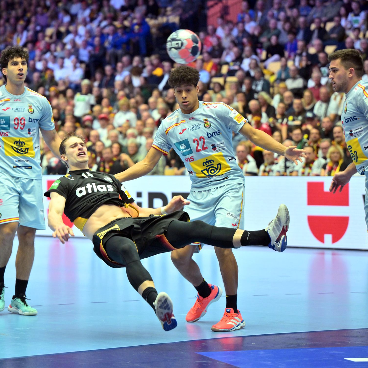 Mit vollem Einsatz dabei: Deutschlands Spielmacher Juri Knorr.  - Foto: Sina Schuldt/dpa