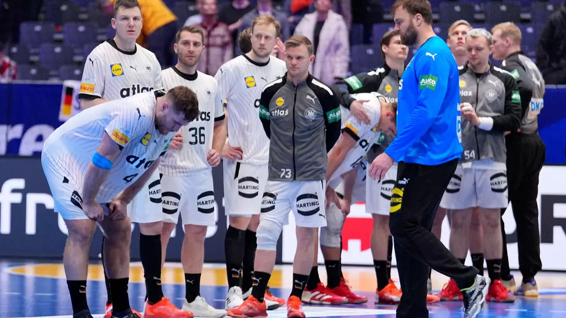 Pure Enttäuschung: Das DHB-Team nach der WM-Pleite gegen Portugal vor einem Jahr. (Archivbild) - Bild: Soeren Stache/dpa
