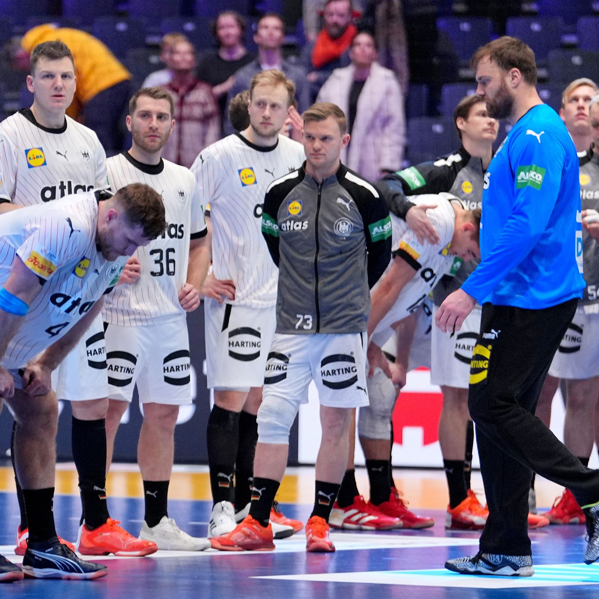 Pure Enttäuschung: Das DHB-Team nach der WM-Pleite gegen Portugal vor einem Jahr. (Archivbild) - Foto: Soeren Stache/dpa