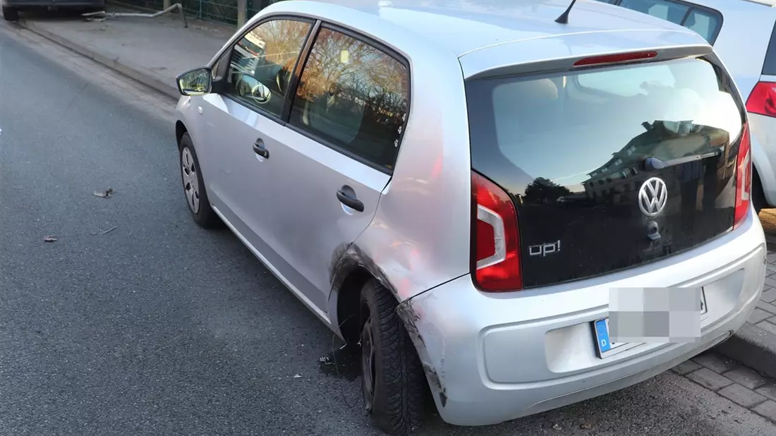 POL-HX: 20-Jähriger fährt auf geparkten Pkw - Bild: presseportal.de