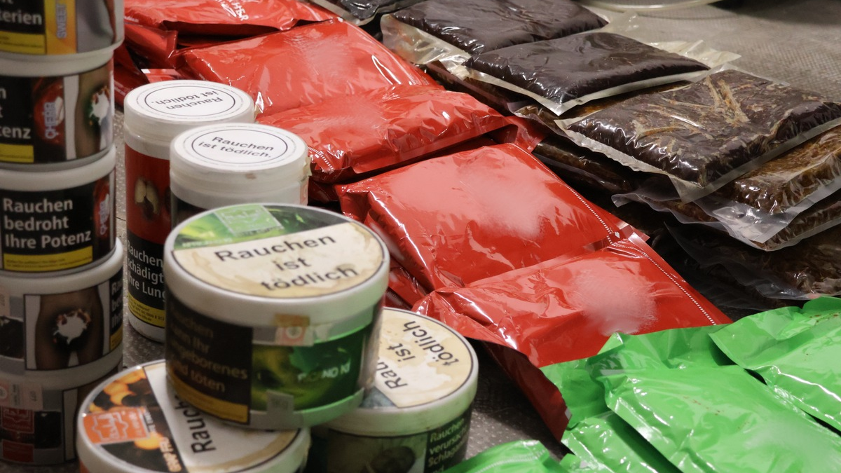 HZA-RO: 64 Kilogramm unversteuerter Wasserpfeifentabak im Keller / Zufallsfund bei Steueraufsichtsmaßnahme des ZOLLs in München - Foto: presseportal.de