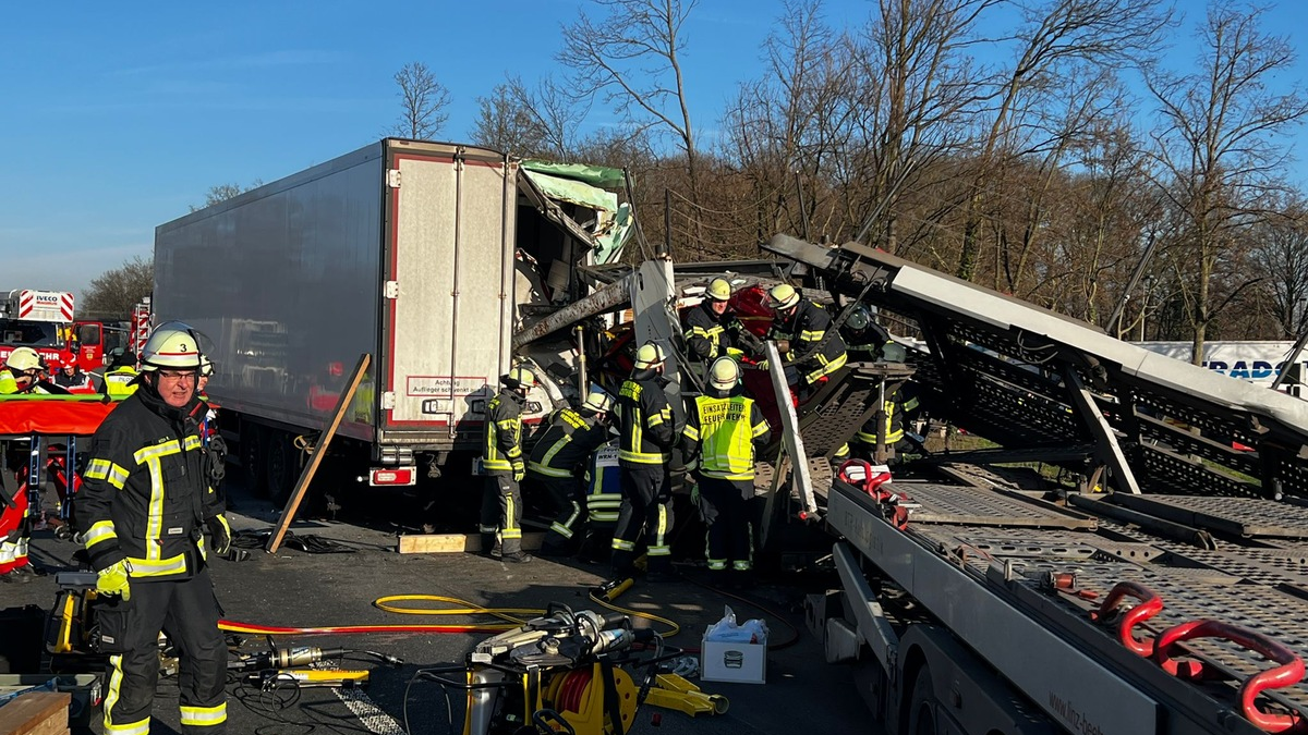 FW-WRN: Schwerer Verkehrsunfall auf der Bundesautobahn 1 in Fahrtrichtung Bremen - Foto: presseportal.de