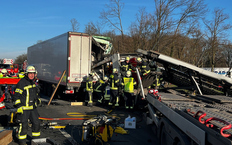 FW-WRN: Schwerer Verkehrsunfall auf der Bundesautobahn 1 in Fahrtrichtung Bremen - Foto: presseportal.de