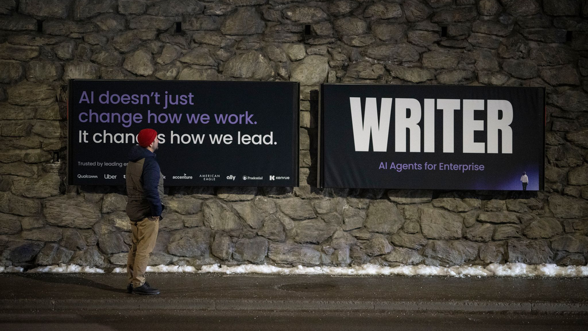 Sind Mitarbeiter geschult für den Umgang mit KI? Die Meinungen klaffen auseinander. (Archivbild) - Foto: Gian Ehrenzeller/KEYSTONE/dpa