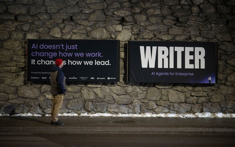 Sind Mitarbeiter geschult für den Umgang mit KI? Die Meinungen klaffen auseinander. (Archivbild) - Foto: Gian Ehrenzeller/KEYSTONE/dpa