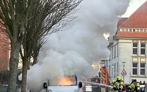 POL-CUX: PKW Brand in Cuxhaven (Foto im Anhang) - Foto: presseportal.de