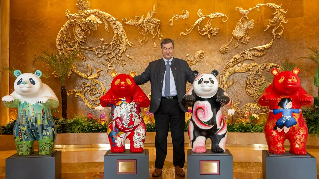 Auch Ministerpräsident Markus Söder (CSU) hat Gefallen an Pandas gefunden. (Archivbild) - Bild: Peter Kneffel/dpa