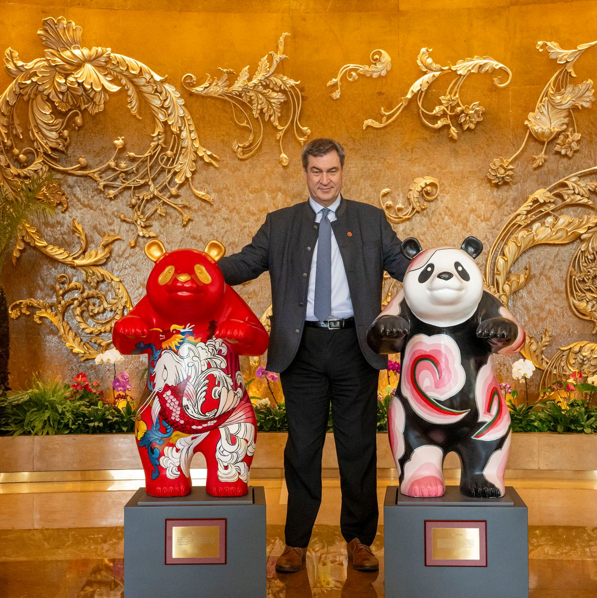 Auch Ministerpräsident Markus Söder (CSU) hat Gefallen an Pandas gefunden. (Archivbild) - Foto: Peter Kneffel/dpa