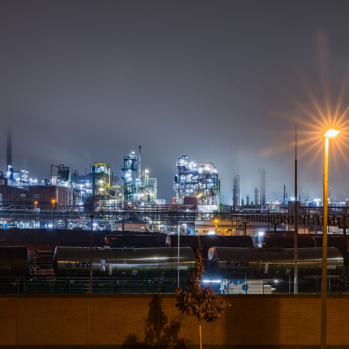 Die Industrie steckt in einer Krise. - Foto: Andreas Arnold/dpa