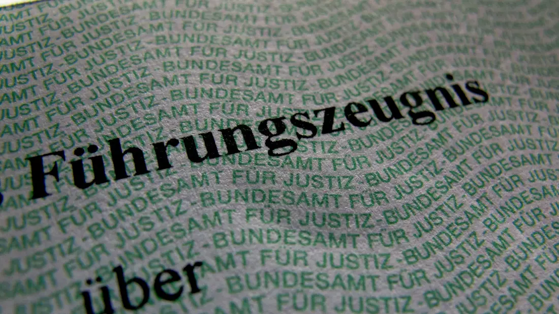 Das Führungszeugnis auf Papier soll weiter verfügbar sein. (Symbolbild) - Bild: picture alliance / dpa