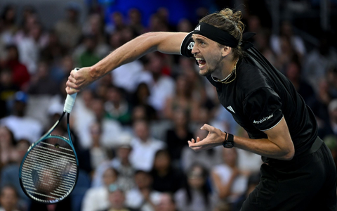 Alexander Zverev steht in Melbourne in Runde drei. - Foto: James Ross/AAP/dpa