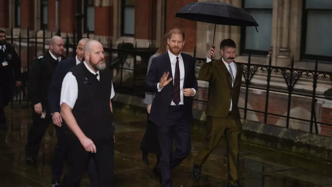 Prinz Harry trifft vor seiner Zeugenaussage in der Klage gegen die Daily Mail am Gericht in London ein.  - Bild: Jordan Pettitt/PA Wire/dpa
