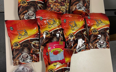 HZA-F: Zoll am Frankfurter Flughafen verhindert Schmuggel von 8,9 kg Wasserpfeifentabak im Reiseverkehr - teilweise versteckt in Kaffee- und Nussverpackungen - Foto: presseportal.de