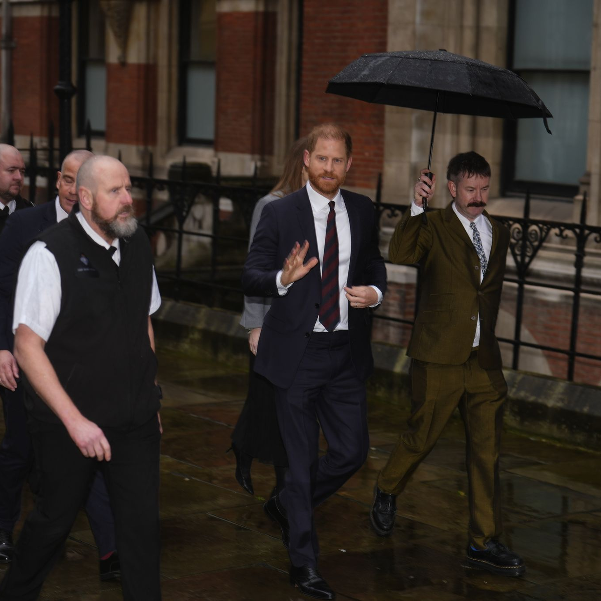 Prinz Harry trifft vor seiner Zeugenaussage in der Klage gegen die «Daily Mail» am Gericht in London ein.  - Foto: Jordan Pettitt/PA Wire/dpa