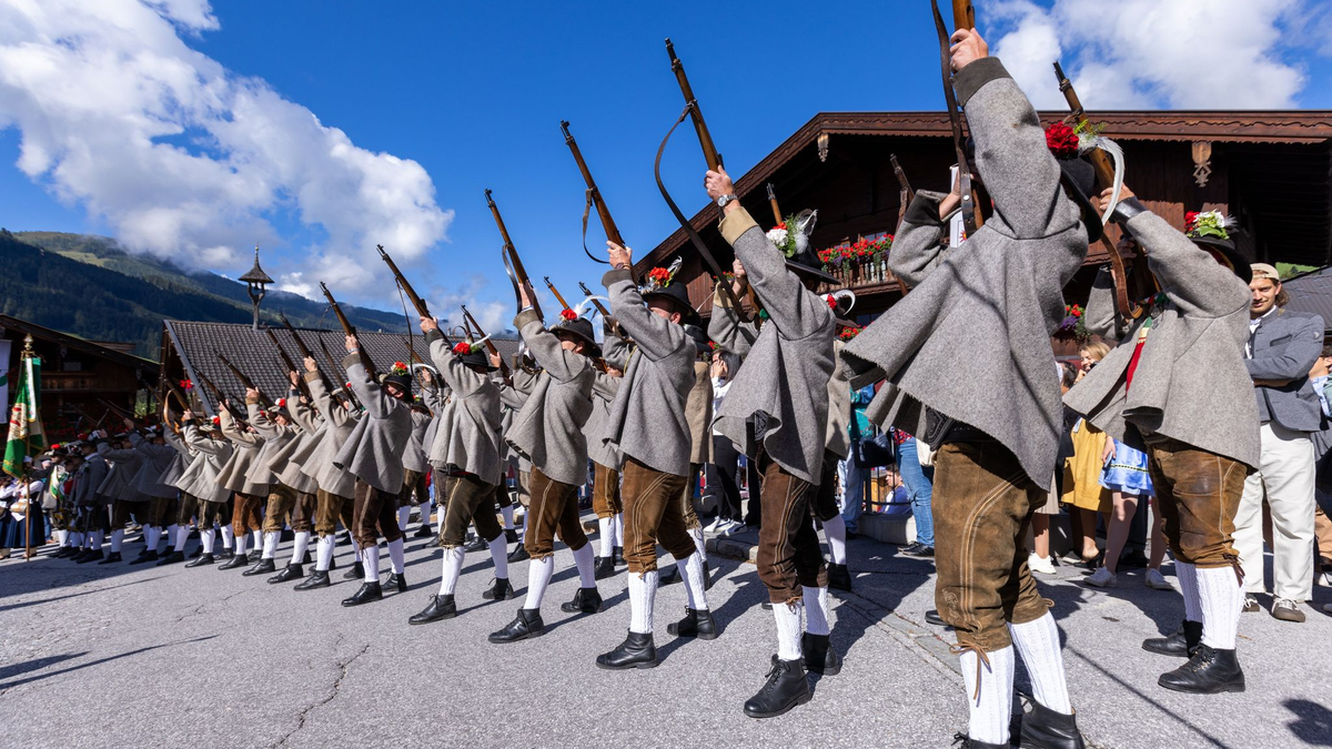 Werden künftig auch Frauen Salutschüsse abgeben? (Archivbild) - Foto: Expa/Johann Groder/APA/dpa