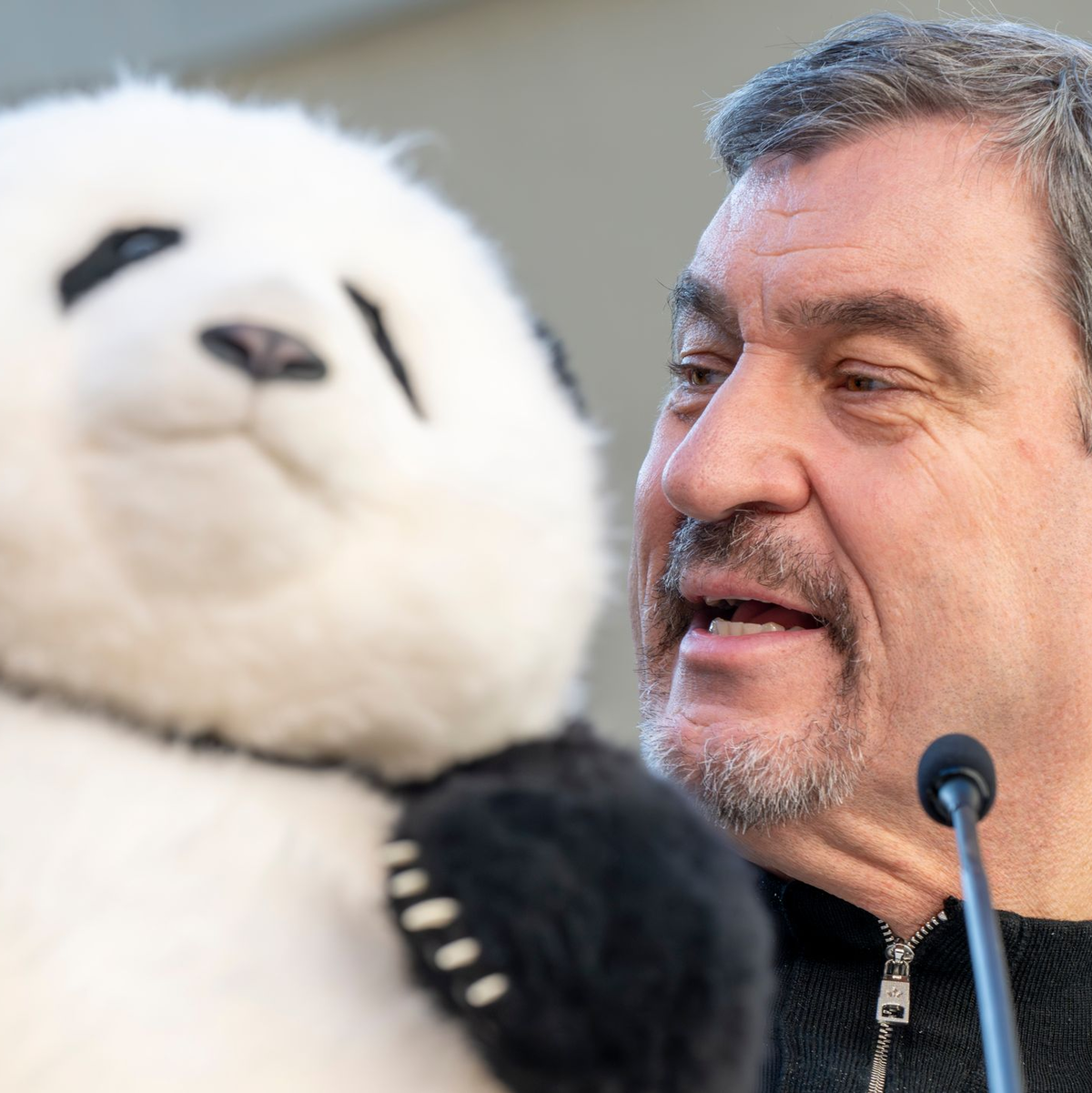 Der chinesische Botschafter Deng Hongbo spricht von einer Vertiefung der Beziehungen seines Landes zu Bayern. - Foto: Peter Kneffel/dpa