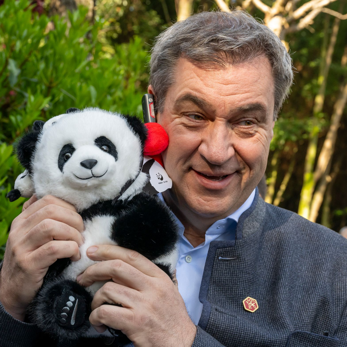Auch Bayerns Ministerpräsident Markus Söder (r.) hat Gefallen an Pandas gefunden. (Archivbild) - Foto: Peter Kneffel/dpa