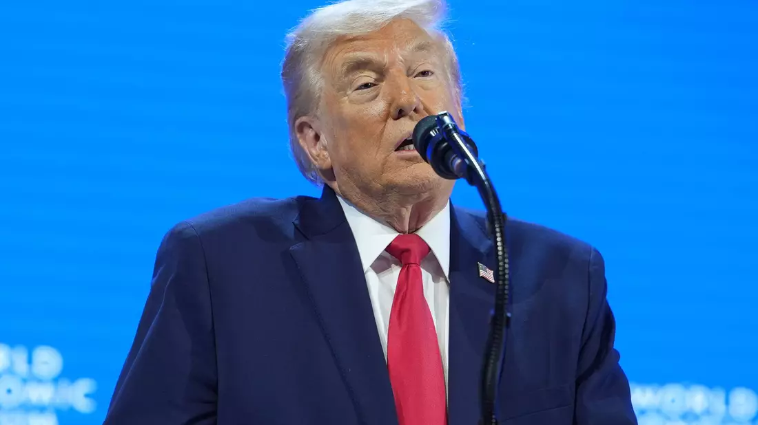 US-Präsident Donald Trump begrüßt die Unterzeichner. - Bild: Evan Vucci/AP/dpa