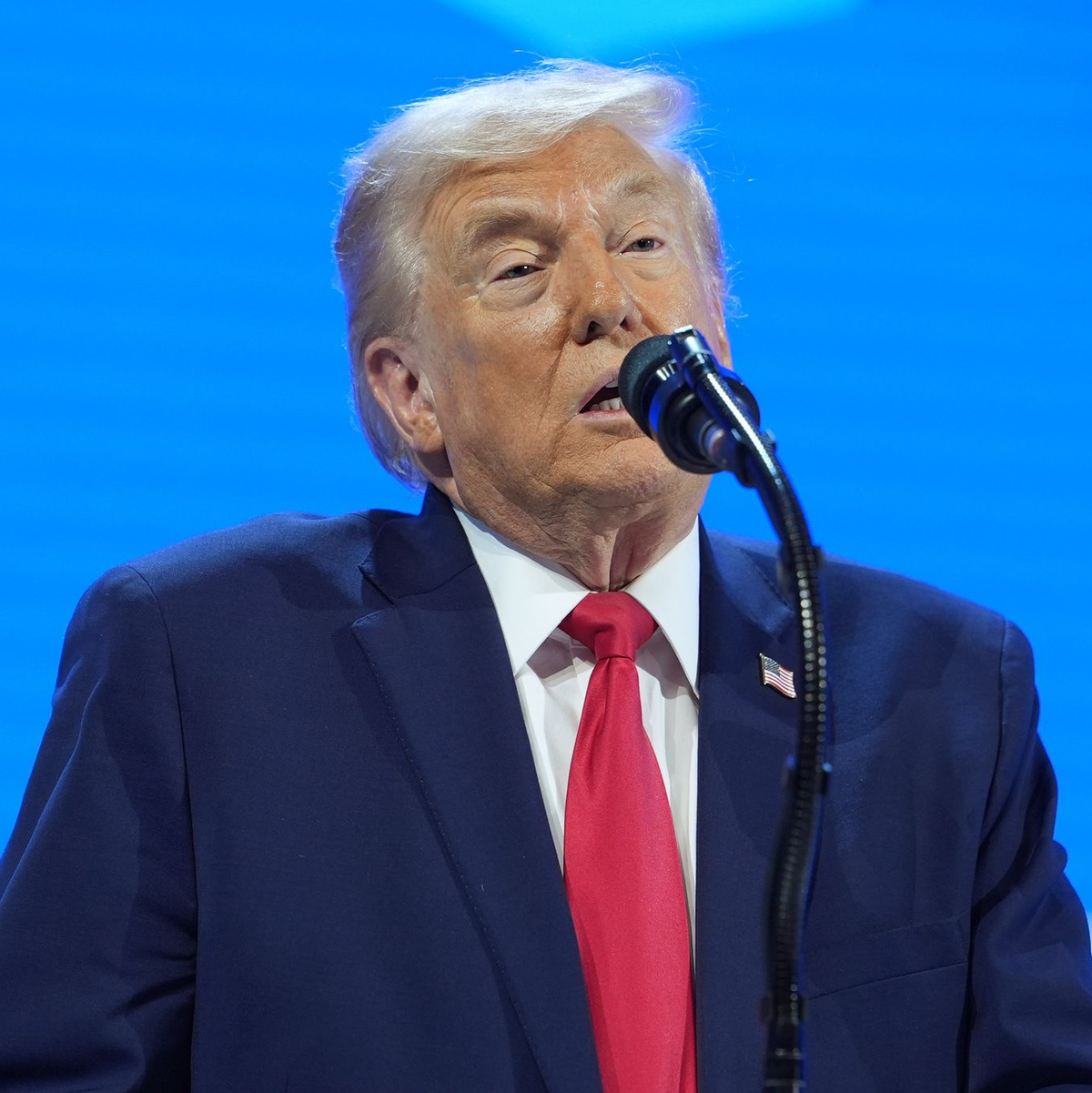 US-Präsident Donald Trump begrüßt die Unterzeichner. - Foto: Evan Vucci/AP/dpa