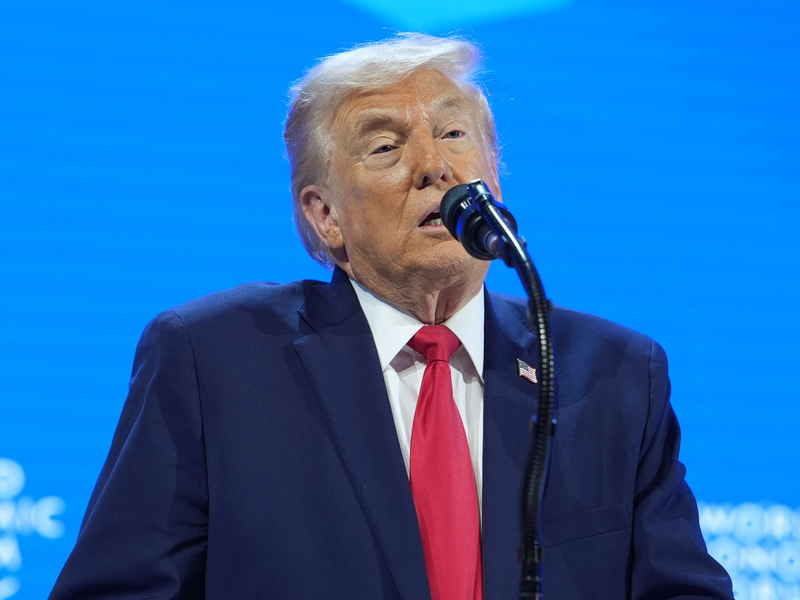 Der ukrainische Staatschef Selenskyj spricht in Davos mit US-Präsident Donald Trump. - Foto: Evan Vucci/AP/dpa