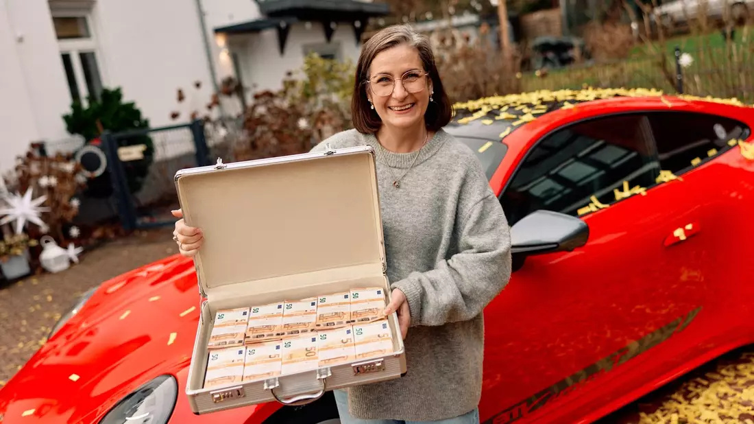 Endlich kann ich auch mal unvernünftig sein!- 10-Euro-Los katapultiert Mutter aus Mühlheim vom Kleinwagen in den Porsche - Bild: presseportal.de